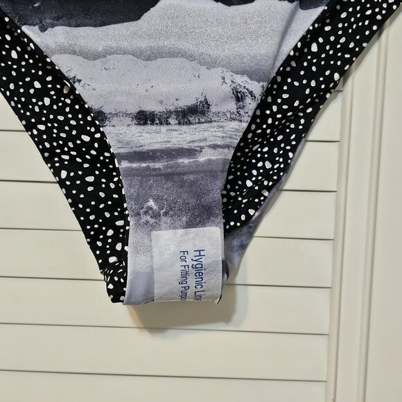 Nike Women's Adventure Reversible High Waist Cheeky Bottom in Black Medium - Picture 6 of 9